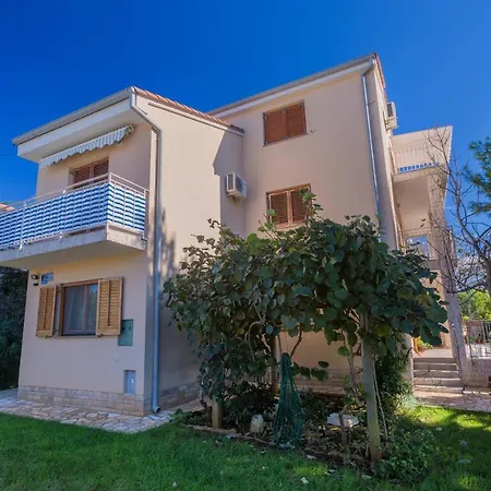 Apartment Mladen *
