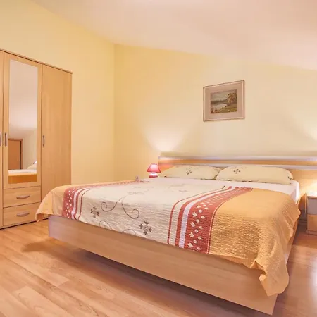 Apartment Mladen *